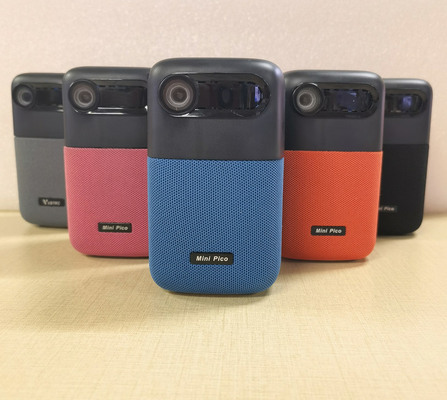 O núcleo portátil 1.4G do quadrilátero do projetor do DLP de 100 lúmens constrói na bateria 10000mAh